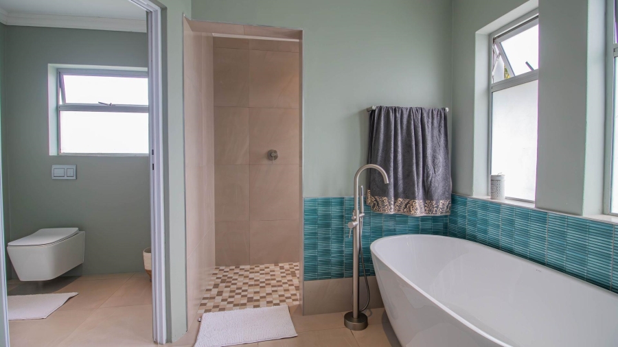 5 Bedroom Property for Sale in Beacon Bay Eastern Cape